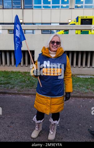 Poole, Dorset, Regno Unito. 18th gennaio 2023. Infermieri sulla linea del picket durante il giorno di sciopero al di fuori dell'ospedale di Poole in Dorset. Royal College of Nursing membri presso University Hospitals Dorset NHS Foundation Trust aderire. l'azione di sciopero per la paga giusta oggi e domani. Credit: Carolyn Jenkins/Alamy Live News Foto Stock