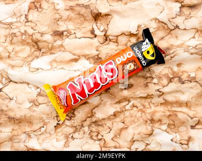 BARRA di cioccolato Crunch DUO con NOCCIOLE. Foto Stock