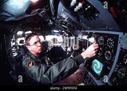 Un aereo da ricognizione misto rivetto Air Combat Command 55th Wing RC-135W della base aeronautica di Offutt, Nebraska, vola una missione di addestramento sul Nebraska. La RC-135W lavora a stretto contatto con il sistema di allarme e controllo aereo (AWACS) e-3A durante le situazioni di guerra o di emergenza, fornendo informazioni di ricognizione dirette e quasi in tempo reale e supporto elettronico alla guerra ai comandanti del teatro e alle forze di combattimento. Tutti i modelli RC-135s sono dotati di un sistema di rifornimento aereo, che offre al velivolo una portata illimitata. Nel suo anno di rookie come navigatore RJ, il tenente John Nygaard dell'aeronautica statunitense 1st si è schierato Foto Stock