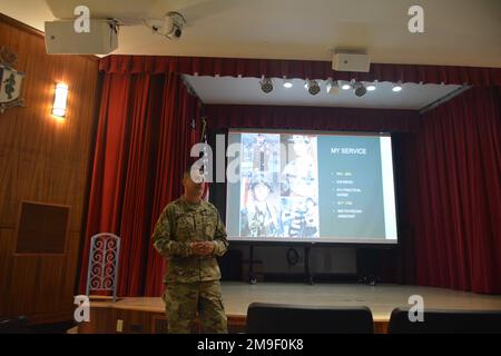 Il Col. Bill Soliz, comandante del Tripler Army Medical Center, condivide la sua filosofia di leadership con soldati e civili durante un evento nel municipio di mezzogiorno al TAMC, 19 maggio 2022. Foto Stock