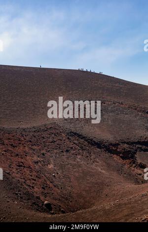 Si cammina lungo una cresta che sale fino all'Etna, il vulcano più alto d'Europa Foto Stock