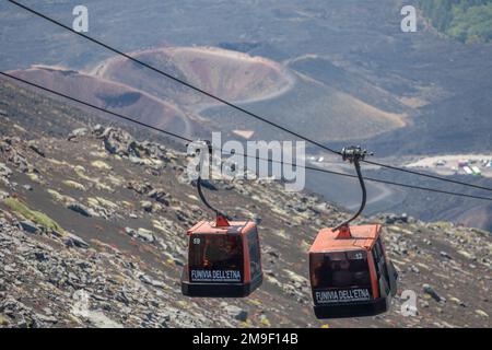 Funivie che salgono e scendono sulle pendici dell'Etna, il vulcano più alto d'Europa Foto Stock