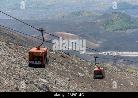 Funivie che salgono sulle pendici dell'Etna, il vulcano più alto d'Europa Foto Stock