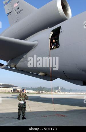 Vista frontale lato sinistro ripresa media della sezione di coda su un extender USAF KC-10 come membri dell'aviazione militare statunitense dello Squadron della generazione di velivoli 605, base dell'aeronautica militare McGuire, New Jersey, Abbassare un cavo di estinzione dalla prolunga KC-10 di McGuire prima dell'ispezione di manutenzione pre-volo presso la base dell'aeronautica militare di Pope il 7 maggio 2000 durante il concorso Rodeo 2000 Readiness. Durante la gara di una settimana, più di 100 squadre e 2.500 membri del personale di oltre 300 membri dell'aeronautica, della riserva dell'aeronautica, della guardia nazionale aerea, degli Stati Uniti Le unità dell'esercito e le nazioni straniere gareggeranno in airdrops, carico del carico, rifornimento, pre-volo Foto Stock