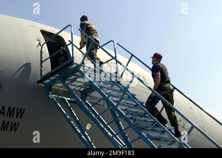 Vista posteriore lato sinistro ripresa media con US Air Force Rodeo 2000 Umpires a bordo di un McGuire AFB KC-10 Extender durante una gara di manutenzione pre-volo il 7 maggio 2000 durante il concorso Rodeo 2000 Readiness di Pope AFB. Durante la gara di una settimana, più di 100 squadre e 2.500 membri del personale di oltre 300 membri dell'aeronautica, della riserva dell'aeronautica, della guardia nazionale aerea, degli Stati Uniti Unità dell'esercito e nazioni straniere gareggeranno in airdrops, carico di carico, rifornimento, pre-volo, resistenza di combattimento, Tattiche di combattimento, così come altre operazioni aeree e terrestri (unità dell'esercito, nazioni straniere, airdrops, carico di carico, rifornimento, c Foto Stock