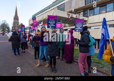 Poole, Dorset, Regno Unito. 18th gennaio 2023. Infermieri sulla linea del picket durante il giorno di sciopero al di fuori dell'ospedale di Poole in Dorset. Royal College of Nursing membri presso University Hospitals Dorset NHS Foundation Trust aderire. l'azione di sciopero per la paga giusta oggi e domani. Credit: Carolyn Jenkins/Alamy Live News Foto Stock