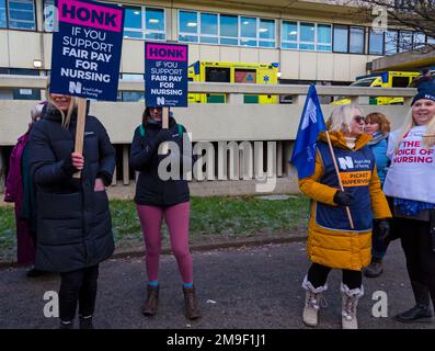 Poole, Dorset, Regno Unito. 18th gennaio 2023. Infermieri sulla linea del picket durante il giorno di sciopero al di fuori dell'ospedale di Poole in Dorset. Royal College of Nursing membri presso University Hospitals Dorset NHS Foundation Trust aderire. l'azione di sciopero per la paga giusta oggi e domani. Credit: Carolyn Jenkins/Alamy Live News Foto Stock