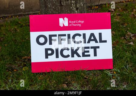 Poole, Dorset, Regno Unito. 18th gennaio 2023. Infermieri sulla linea del picket durante il giorno di sciopero al di fuori dell'ospedale di Poole in Dorset. Royal College of Nursing membri presso University Hospitals Dorset NHS Foundation Trust aderire. l'azione di sciopero per la paga giusta oggi e domani. Credit: Carolyn Jenkins/Alamy Live News Foto Stock