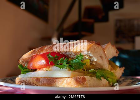 Panino al formaggio, pomodoro e lattuga su pane croccante Foto Stock