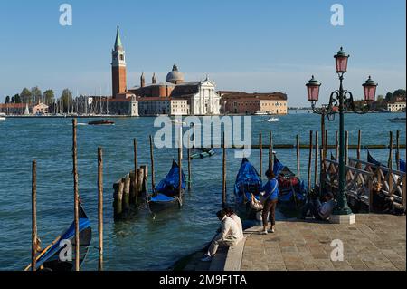 Veduta di San Giorgio maggiore dall'attracco delle gondole di fronte al Palazzo Ducale di Venezia Foto Stock