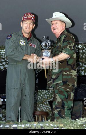 Dritto su medio primo piano come US Air Force General Charles T. Robertson Jr. (A sinistra), Comandante dell'Air Mobility Command, presenta un trofeo Rodeo al GENERALE MAJ Silas R. Johnson Jr. Del Air Mobility Warfare Center, ft. Dix, New Jersey, durante la cerimonia di premiazione del 11 maggio 2000 durante il concorso Rodeo 2000 Readiness di Papa AFB. Durante la gara di una settimana, più di 100 squadre e 2.500 membri del personale di oltre 300 membri dell'aeronautica, della riserva dell'aeronautica, della guardia nazionale aerea, degli Stati Uniti Le unità dell'esercito, e le nazioni straniere gareggeranno in airdrops, carico di carico, rifornimento, pre-volo, resistenza di combattimento Foto Stock