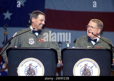 In primo piano, come George N. Williams, Direttore operativo, Air Mobility Command, E IL GENERALE MAJ Silas R. Johnson, Jr., Comandante del Centro di guerra per la mobilità aerea e Comandante del Rodeo, fungono da padroni delle cerimonie durante la cerimonia di chiusura del Rodeo 2000 il 12 maggio 2000. Durante la gara di una settimana, più di 100 squadre e 2.500 membri del personale di oltre 300 membri dell'aeronautica, della riserva dell'aeronautica, della guardia nazionale aerea, degli Stati Uniti Unità dell'esercito e nazioni straniere gareggeranno in airdrops, carico di carico, rifornimento, pre-volo, resistenza di combattimento, tattiche di combattimento, così come Foto Stock