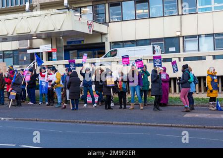 Poole, Dorset, Regno Unito. 18th gennaio 2023. Infermieri sulla linea del picket durante il giorno di sciopero al di fuori dell'ospedale di Poole in Dorset. Royal College of Nursing membri presso University Hospitals Dorset NHS Foundation Trust aderire. l'azione di sciopero per la paga giusta oggi e domani. Credit: Carolyn Jenkins/Alamy Live News Foto Stock