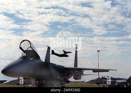 Una F-15 Eagle (Foreground) dell'aeronautica statunitense, proveniente dalla 173rd Fighter Wing, Kingsley Field, Klamath Falls, Oregon, attende tranquillamente la sua prossima missione, mentre sullo sfondo una F-16 Falcon delle forze canadesi si trova dietro la F-15. In aria e sullo sfondo sono un aereo da carico Transall C-160 e un MFG 2 Tornado volato dall'Aeronautica militare tedesca. La 173rd Fighter Wing è stata una delle numerose basi impiegate nel maggio 2000 per l'esercizio Maple Flag presso 4-Wing Cold Lake, Alberta, Canada. Subject Operation/Series: MAPLE FLAG 2000 base: 4-Wing Cold Lake Stato: Alberta (AB) Paese: Canada (CAN) Foto Stock