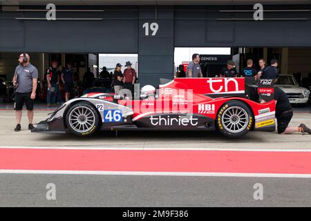 Mark Higsons' 2011, Oreca 03, ai box, durante la sessione di qualificazione dei Masters Endurance Legends alla 2022 Silverstone Classic. Foto Stock