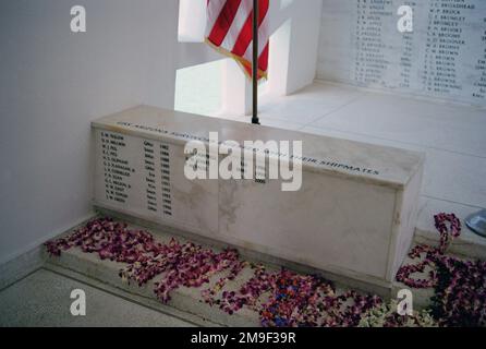 Un pennarello all'interno della sala del santuario dell'USS ARIZONA Memorial che elenca i nomi dei sopravvissuti all'affondamento della corazzata che sono stati da allora internati a bordo della nave affondata al loro passaggio. Ci sono stati 268 sopravvissuti che possono essere internati sulla loro nave caduta. Questo marcatore indica coloro che hanno scelto di farlo. Base: Pearl Harbor Stato: Hawaii (HI) Paese: Stati Uniti d'America (USA) Foto Stock