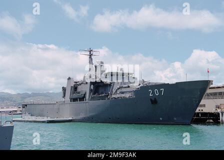 BRAVO PIER n. 21. Vista a tribordo della nuova nave da sbarco serbatoio Singapore RSS ENDURANCE (LST 207) legato. La nave sta facendo uno scalo in rotta per New York per la settimana della flotta e non fa parte del RIMPAC 2000. Soggetto operativo/Serie: RIMPAC 2000 base: Pearl Harbor Stato: Hawaii (HI) Paese: Stati Uniti d'America (USA) Foto Stock