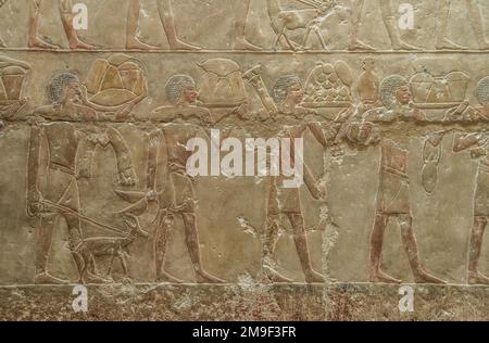 Bauern mit Lebensmitteln, Relief in den Grabbauten des Idut, Unas-Ank und Inefert, Nekropole von Saqara, Ägypten Foto Stock