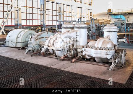 Macchinari del reparto compressione. Impianto petrolchimico industriale chimico. Compressori a turbina ad azoto ad alta pressione con estinzione dell'azoto Foto Stock