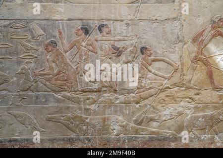 Männer in Boot auf dem Nil, Relief in den Grabbauten des Idut, Unas-Ank und Inefert, Nekropole von Sakkara, Ägypten Foto Stock