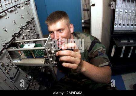 IL SENIOR AIRMAN JAMES Baumgartner dell'AERONAUTICA STATUNITENSE controlla i condensatori sulla rete locale. È un manutentore di radio a terra presso lo Squadron della base aerea 496th, Moron AB, Spagna. Il 496th ABS sostiene il movimento di aeromobili verso il Sud-est asiatico. Base: Moron Air base Stato: Sevilla Paese: Spagna (ESP) Foto Stock