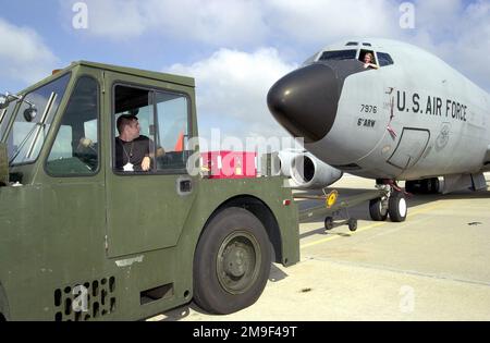 Profilo lato sinistro ripresa media di un veicolo di traino dell'aeronautica militare statunitense e di KC-135 Stratotanker. SENIOR AIRMAN Nick Demarco, FLYING Crew CHIEF, 6th Aircraft Generation Squadron, MacDill Air Force base, Florida, guida il veicolo di traino mentre Jet Mechanic; SRA Jennifer Jeffus guida il freno all'interno dell'abitacolo dell'aeromobile. Base: MacDill Air Force base Stato: Florida (FL) Paese: Stati Uniti d'America (USA) Foto Stock