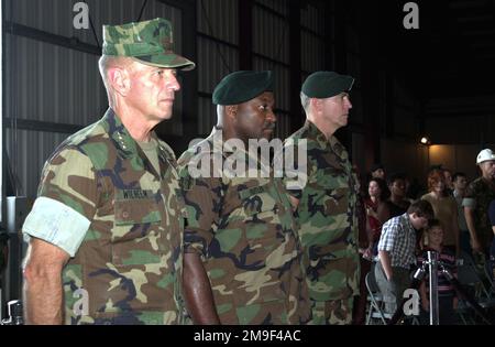 (Da sinistra a destra) il generale del corpo dei Marine degli Stati Uniti Charles E. Wilhelm, comandante in CAPO, US South COM, US Army Brigadier General Remo Butler Comandante Incomming Special Operations Command South (SOCSO) e US Army Brigadier General James W. Parker, comandante uscente SOCSO. Base: NAS, Roosevelt Roads Stato: Puerto Rico (PR) Paese: Stati Uniti d'America (USA) Foto Stock