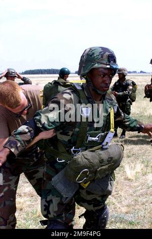 IL sergente dell'esercito STATUNITENSE Maurice Turner (a destra), 11 Bravo, viene controllato dall'esercito SGT Patrick Rice, specialista della riparazione di tessuti, prima di un salto congiunto per la risposta del lariat per l'esercizio il 24th giugno 2000, presso la base aerea di Kecskemet, Ungheria. Turner e Rice sono entrambi di 2nd Platoon, Bravo Company, 1st dei 508th, di Vicenza. Soggetto operativo/Serie: LARIAT ERSPONSE base: Kecskemet base aerea Nazione: Ungheria (HUN) Foto Stock