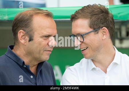 FOTO DI ARCHIVIO: Bernd Hoffmann festeggia il suo 60th° compleanno il 21 gennaio 2023, Bernd HOFFMANN (a sinistra, Presidente della direzione, HH) parla con Jonas BOLDT (Management Sport, HH), parla, parla, parla, parla, Parlato, ritratto a metà lunghezza, calcio, Pokal DFB, 1st° giro principale, Chemnitzer FC (C) - HSV Hamburg Hamburg Hamburg Hamburg (HH) 5: 6 ovvero il 11th agosto 2019 a Chemnitz/Germania. Â Foto Stock