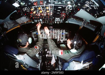 Republic of Singapore Air Force Major Chee (a sinistra) e il copilota Capatin Lau eseguono controlli di preflight all'interno dell'abitacolo di un aereo Stratotanker KC-135R presso la McConnell AFB, Kansas. Da AIRMAN Magazine, luglio 2000 articolo 'Mission McConnell'. Republic of Singapore Air Force Major Chee (a sinistra) e il copilota Capatin Lau eseguono controlli di preflight all'interno dell'abitacolo di un aereo Stratotanker KC-135R presso la McConnell AFB, Kansas. Da Airman Magazine, luglio 2000 articolo 'Mission McConnell'. Foto Stock