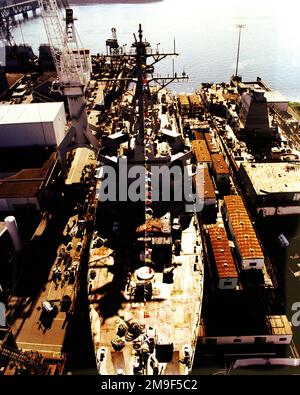 Vista ad arco obliqua del blocco Arleigh Burke IIA Classe Aegis Destroyer missile guidato USS MCCAMPBELL (DDG 85) poco prima del lancio presso il cantiere navale Bath Iron Works sul fiume Kennebec. Base: Bath Stato: Maine (ME) Nazione: Stati Uniti d'America (USA) Foto Stock