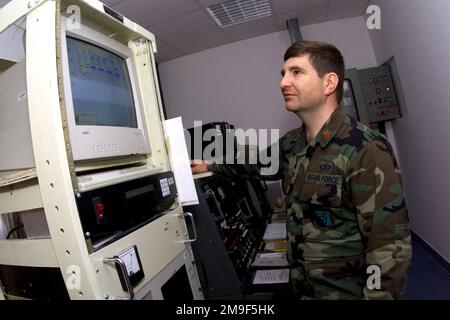 US Air Force Major John Bertha, 31st Weather Squadron, Aviano Air base, Italia, acquisisce immagini sia da satelliti commerciali che militari. MAJ Bertha utilizzerà queste immagini per monitorare le tempeste e fornire ai piloti accurate previsioni meteo ad Aviano AB. Base: Aviano Air base Stato: Pordenone Nazione: Italia (ITA) Foto Stock