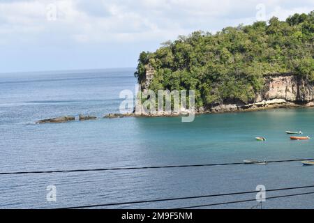 Costa lungo il villaggio di pescatori di Anse la Raye in St. Lucia. Foto Stock