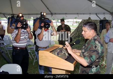 Valenzuela, generale comandante dell'esercito americano a sud di Fort Buchanan, Porto Rico, tiene la sua CONFERENZA stampa DEL 1st sul posto. Base: Fort Buchanan, San Juan Stato: Puerto Rico (PR) Nazione: Stati Uniti d'America (USA) Foto Stock