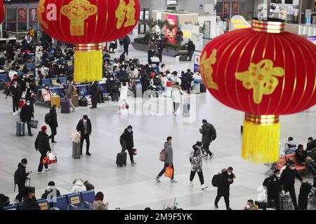 SHENYANG, CINA - 18 GENNAIO 2023 - i passeggeri trasportano i pacchi in una sala d'attesa di una stazione ferroviaria di Shenyang, provincia di Liaoning, Cina, 18 gennaio 2 Foto Stock