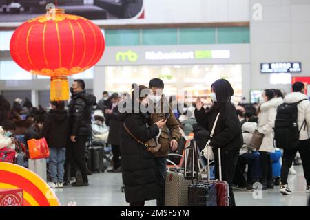 SHENYANG, CINA - 18 GENNAIO 2023 - i passeggeri trasportano i pacchi in una sala d'attesa di una stazione ferroviaria di Shenyang, provincia di Liaoning, Cina, 18 gennaio 2 Foto Stock