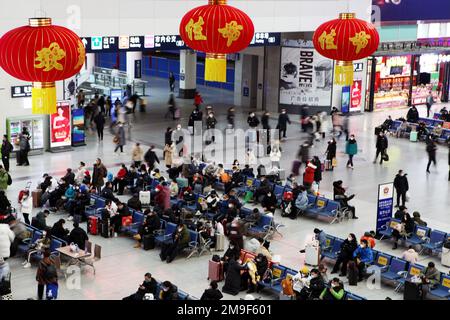 SHENYANG, CINA - 18 GENNAIO 2023 - i passeggeri trasportano i pacchi in una sala d'attesa di una stazione ferroviaria di Shenyang, provincia di Liaoning, Cina, 18 gennaio 2 Foto Stock