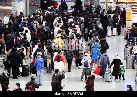 SHENYANG, CINA - 18 GENNAIO 2023 - i passeggeri trasportano i pacchi in una sala d'attesa di una stazione ferroviaria di Shenyang, provincia di Liaoning, Cina, 18 gennaio 2 Foto Stock