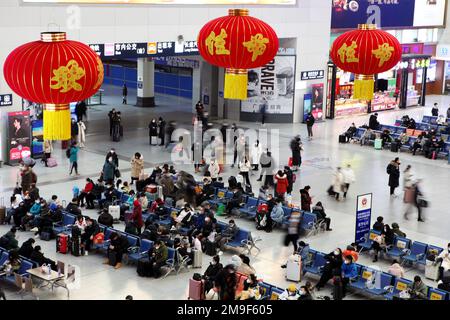 SHENYANG, CINA - 18 GENNAIO 2023 - i passeggeri trasportano i pacchi in una sala d'attesa di una stazione ferroviaria di Shenyang, provincia di Liaoning, Cina, 18 gennaio 2 Foto Stock