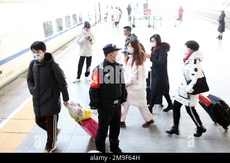 SHENYANG, CINA - 18 GENNAIO 2023 - gli agenti di polizia servono i passeggeri nella sala d'attesa di una stazione ferroviaria di Shenyang, provincia di Liaoning, Cina, Foto Stock