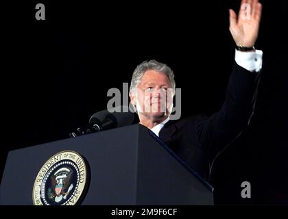 Il presidente William Jefferson Clinton si è Unito agli oltre diecimila membri del servizio (non mostrati) di stanza a Okinawa, Giappone, durante la sua visita in Giappone. Il presidente si reca in Giappone nel quadro di un vertice multinazionale che coinvolge gli otto principali paesi industrializzati. Stato: Okinawa Paese: Giappone (JPN) Foto Stock