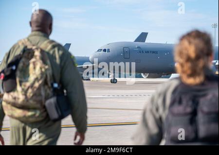 Gli aerei assegnati alla 916th Air Refueling Wing e alla 4th Fighter Wing camminano verso un KC-46A Pegasus assegnato alla 916th ARW alla Seymour Johnson Air Force base, North Carolina, 19 maggio 2022. Il 916th ARW effettua operazioni di rifornimento aereo per fornire alle forze aeree la capacità di combattimento in guerra, in quanto rende la portata globale una realtà. Foto Stock