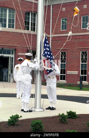I marinai della Navy Medical/Dental Clinic a bordo della Marine Corps base Quantico, Virginia, dispiegano la bandiera mentre si preparano ad eseguire i colori per la prima volta alle cerimonie di apertura della Clinica il 25 luglio 2000. Base: Marine Corps base, Quantico Stato: Virginia (VA) Paese: Stati Uniti d'America (USA) Scene Major Command mostrato: NAVY MED Foto Stock
