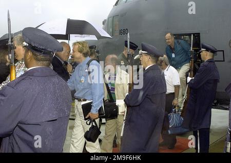 Vista posteriore lato sinistro ripresa media dell'ingresso laterale sinistro di un aereo da carico Hercules C-130 dell'aeronautica statunitense quando Abilene, Texas, i leader civici arrivano alla base dell'aeronautica militare di dover il 26th luglio 2000 per presentare alla base il Premio della comunità Abilene. Una Air Force Honor Guard è vista, con le spalle alla telecamera, in primo piano. Base: Dover Air Force base Stato: Delaware (DE) Paese: Stati Uniti d'America (USA) Foto Stock