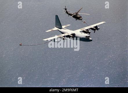 Un carburante KC-130 Marine Air Refueler da 252nd Transport Squadron, Marine Corps Air Station Cherry Point, North Carolina, rifornisce un elicottero USAF HH-60 PAVE Hawk dal 66th Expeditionary Rescue Squadron, Nellis Air Force base, Nevada, sul Mar Mediterraneo. Le unità sono schierate alla base aerea di Incirlik, Turchia, a sostegno dell'operazione NORTHERN WATCH, che applica la zona di no-fly sopra l'Iraq. Soggetto operativo/Serie: NORTHERN WATCH Paese: Mediterraneo (MED) Foto Stock