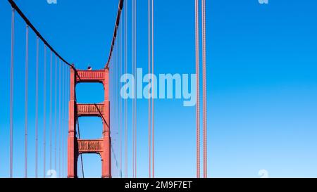 Una vista drone della parte del Golden Gate Bridge di giorno a San Francisco, California, USA Foto Stock