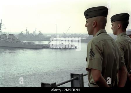 Marines con la Marine Expeditionary Unit 13th (Special Operations Capable), Camp Pendleton, California, guarda verso il molo mentre Man the Rails mentre la USS TARAWA (LHA 1) si allontana dal porto di San Diego per una crociera di sei mesi nel Pacifico occidentale. Base: USS Tarawa (LHA 1) Nazione: Stati Uniti d'America (USA) Foto Stock