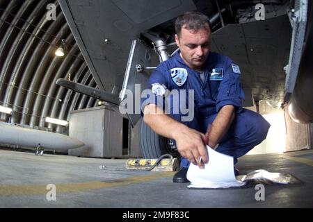 Il MAESTRO italiano Segeant A. Thodas, tecnico aeronautico del Gruppo composito 114th, 331st Tactical Fighter Wing, Hellenic Air Force, Grecia, conclude un controllo post-volo di un combattente Mirage 2000. L'unità ellenica si trova presso la base aerea di Aviano, in Italia, per allenarsi con lo Squadrone Fighter 510th. I Mirages forniscono una formazione dissimile che consente ai piloti di 510th Fighter di allenarsi contro altri tipi di aerei. Base: Aviano Air base Stato: Pordenone Nazione: Italia (ITA) Foto Stock