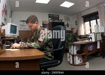 Profilo lato sinistro tiro medio come US Air Force Captain Mark Parrott (a sinistra) e tecnico Sergente Roy persona, 831st Munizioni di supporto Squadron Ghedi Air base, Italia, prepararsi per la prossima 31st Fighter Wing Functional STAFF visita. CAPT Parrot e TSGT fanno parte della sezione preparazione/sicurezza che garantisce che lo Squadron sia sempre pronto per l'ispezione e conforme a tutte le istruzioni operative. Base: Ghedi Air base Nazione: Italia (ITA) Foto Stock