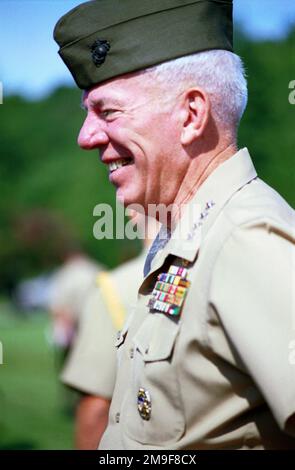 L'assistente comandante del corpo Marino degli Stati Uniti il generale Dake ride con ospite al comando di sviluppo di combattimento del corpo Marino Cambio di comando in cui il tenente generale John Rhodes ha rinunciato il suo comando al tenente generale Knutson a Lejuene Hall, MCB Quantico, Virginia il 17 agosto. 2000. Base: Marine Corps base, Quantico Stato: Virginia (VA) Paese: Stati Uniti d'America (USA) Scene Major Command mostrato: MCCDC, MCB Quantico, Virginia Foto Stock